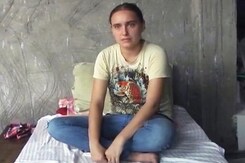 आगरा में सास-ननद के खिलाफ धरने पर बैठी विदेशी बहू आगरा में सास-ननद के खिलाफ धरने पर बैठी विदेशी बहू