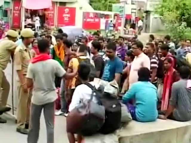 हिंसा के चलते छुट्टियां रद्द कर कश्मीर से लौट रहे हैं सैलानी