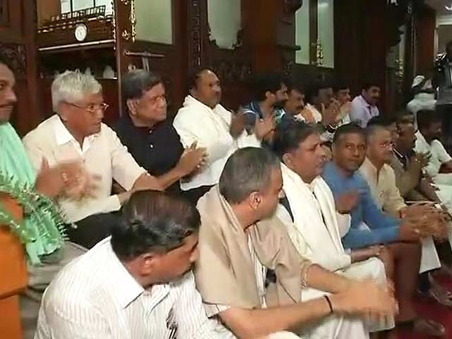 Video : This Protest Against Karnataka Government Included A Sleepover, Bhajans