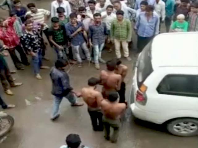 Videos : कथित गोरक्षकों की एक और करतूत, दलित युवकों को बांधकर पीटा