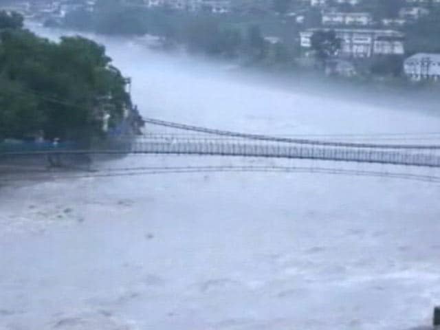 Videos : उत्तराखंड के कई इलाकों में भारी बारिश, हरिद्वार में गंगा खतरे के निशाने पर