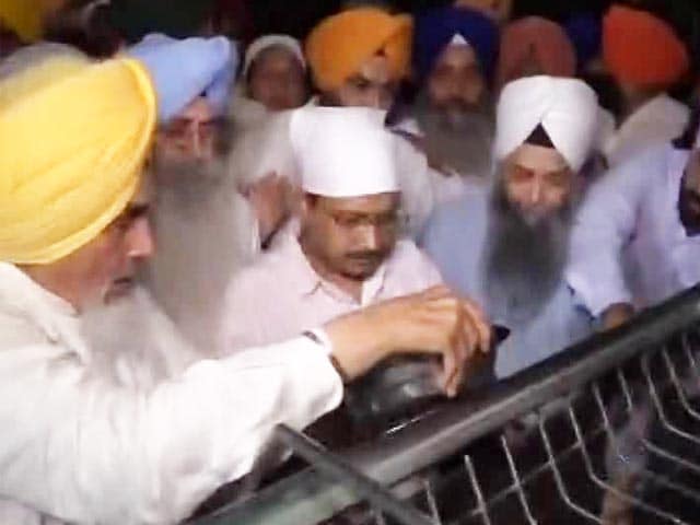 Video : Arvind Kejriwal Cleans Dishes At Golden Temple To Say Sorry