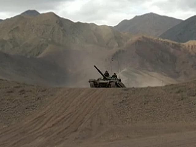 Videos : पूर्वी लद्दाख में दशकों बाद चीन बॉर्डर के पास भारत ने तैनात किए 100 टैंक