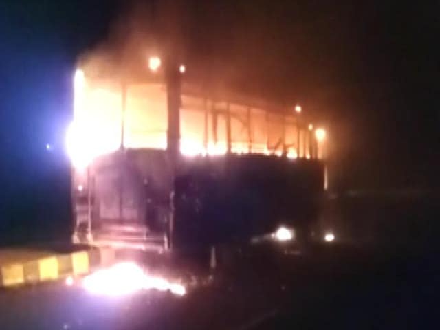 Videos : गुजरात : दलितों की पिटाई के विरोध तोड़फोड़ और आगजनी