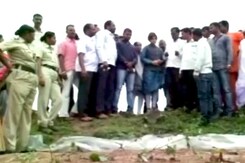 अहमदनगर में नाबालिग से रेप और हत्या के विरोध में प्रदर्शन अहमदनगर में नाबालिग से रेप और हत्या के विरोध में प्रदर्शन