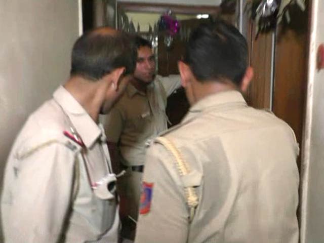 दिल्ली : घूस लेते गिरफ्तार किए गए वरिष्ठ अफसर की पत्नी और बेटी ने की खुदकुशी