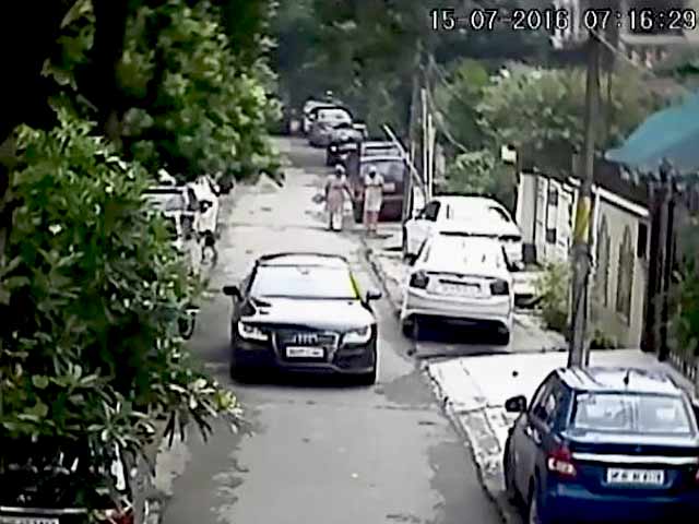 Videos : बीएमडब्लू कार चुराने ऑडी से आए थे चोर, सीसीटीवी में कैद हुई पूरी घटना