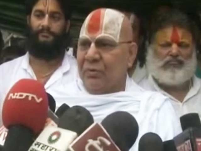 बाबरी मस्जिद के पैरोकार हाशिम अंसारी के जनाज़े में पहुंचे राम जन्‍मभूमि के पुजारी