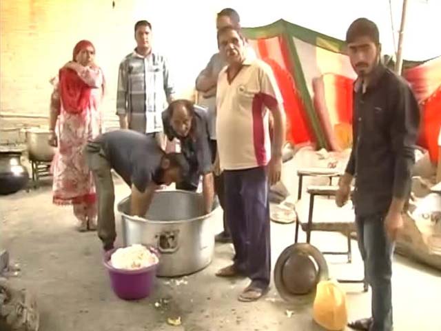 In Kashmir's Hour Of Need, Valley Turns To Its Volunteers