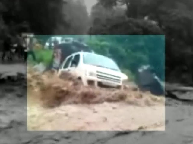 कोटद्वार में तेज़ बहाव की चपेट में आई कार, सवार सुरक्षित