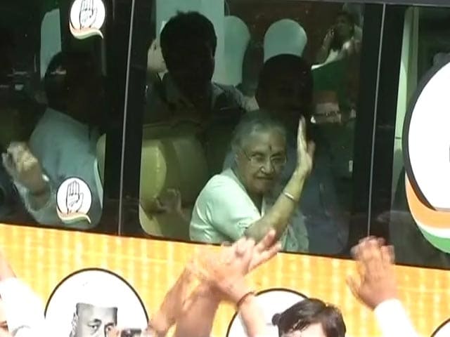 Video : Sheila Dikshit Rides Bus To UP As Congress Launches Poll Campaign