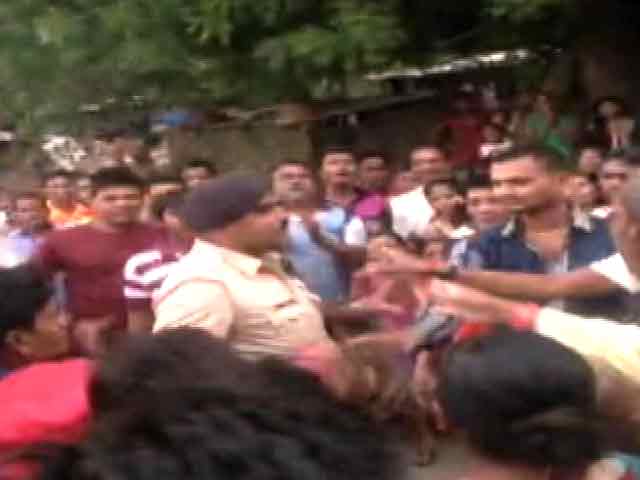 Videos : सूरत में गुस्सायी भीड़ ने पुलिसवाले को पीटा