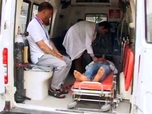 मानवता ही धर्म है! घाटी में कारोबार छोड़ एंबुलेंस चला रहे हैं लोग