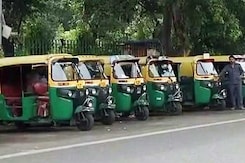 दिल्ली में ऑटो, टैक्सी की हड़ताल से लोगों को भारी परेशानी दिल्ली में ऑटो, टैक्सी की हड़ताल से लोगों को भारी परेशानी