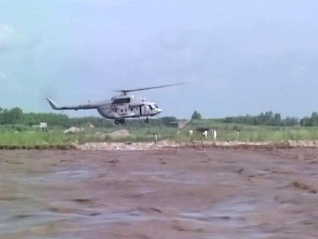 Video : 8 Stranded People Airlifted From Yamuna River By IAF Officers