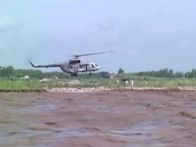 8 Stranded People Airlifted From Yamuna River By IAF Officers