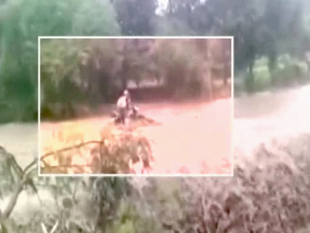 नैनीताल : तेज बहाव में बहा बाइक सवार, गांववालों ने बचाई जान