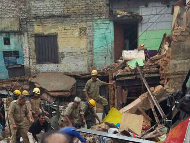 इंडिया 7 बजे : दिल्ली के करोलबाग में गिरी इमारत, तीन लोगों को निकाला गया सुरक्षित