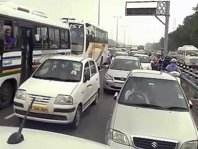 गुड़गांव में बारिश से भारी जाम, मेट्रो से चलने की सलाह