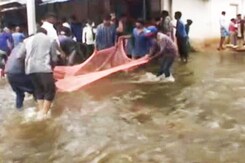 Watch: Stranded on Bengaluru Roads, People Turn to Fishing. Seriously. Watch: Stranded on Bengaluru Roads, People Turn to Fishing. Seriously.