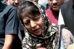 महबूबा मुफ्ती के बयान पर केंद्र सख्त, कहा- मेरी बात को गलत समझा गया महबूबा मुफ्ती के बयान पर केंद्र सख्त, कहा- मेरी बात को गलत समझा गया