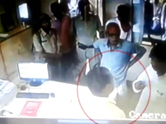 बिहार : बलरामपुर से भाकपा विधायक की दबंगई, बैंक मैनेजर को मारा थप्पड़