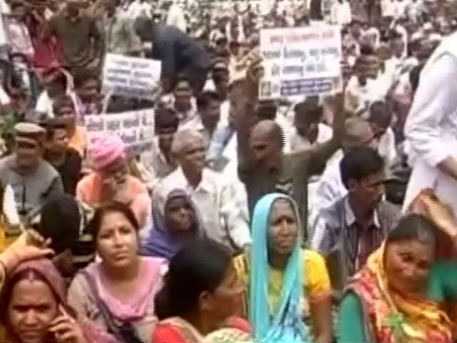 Videos : अहमदाबाद : उना पिटाई मामले के विरोध में दलित महासम्मेलन का आयोजन