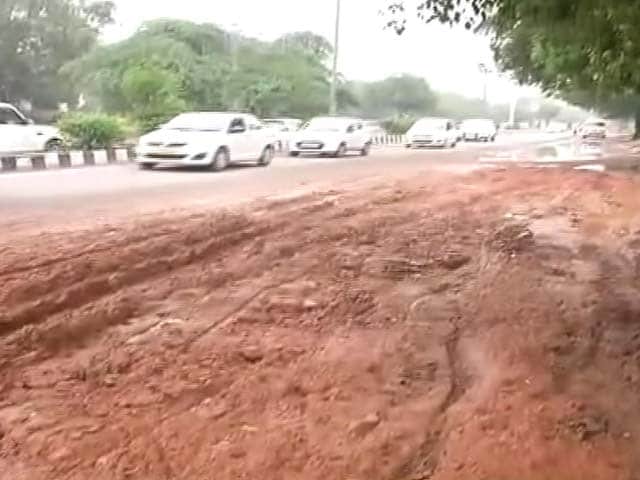 Video : दिल्ली : बारिश के पानी से भरे गड्ढे में बाइक सवार फिसला, टैंकर ने कुचल डाला