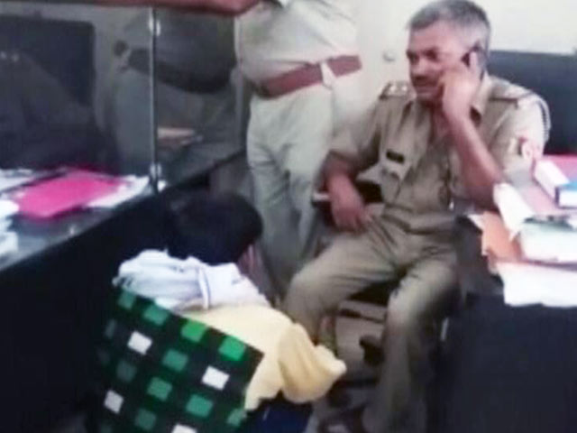 यूपी : थाने में आरोपी से दबवा रहे थे पैर, वीडियो सामने आने पर हुए सस्पेंड