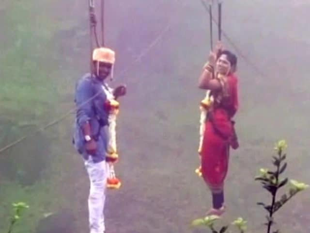Videos : महाराष्ट्र में एक जोड़े ने 270 फीट की ऊंचाई पर लटककर रचाई शादी