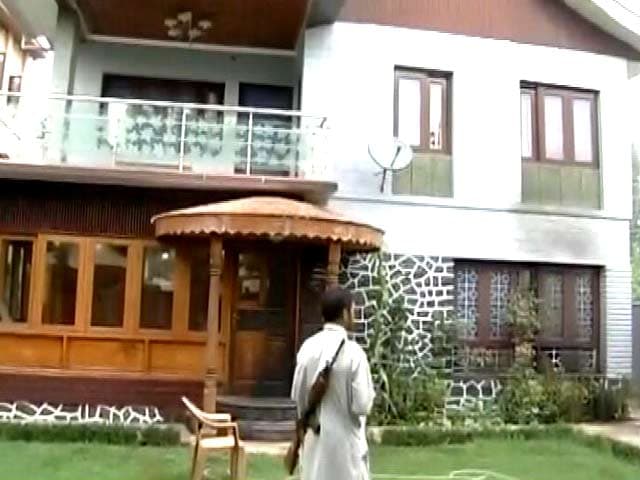 Video : जम्मू-कश्मीर के शिक्षा मंत्री के घर पर पेट्रोल बम से हमला