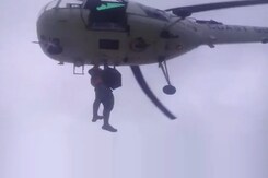 वलसाड में नदी के तेज बहाव में फंसे 28 लोग, कोस्टगार्ड ने हेलीकॉप्टर के जरिये बचाया वलसाड में नदी के तेज बहाव में फंसे 28 लोग, कोस्टगार्ड ने हेलीकॉप्टर के जरिये बचाया