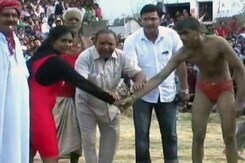 'सुल्तान' में अनुष्का के किरदार से प्रभावित रेणु ने 7 मिनट में पुरुष पहलवान को कर दिया चित 'सुल्तान' में अनुष्का के किरदार से प्रभावित रेणु ने 7 मिनट में पुरुष पहलवान को कर दिया चित