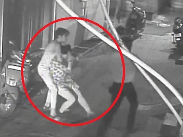 कैमरे में कैद : पूर्वी दिल्ली में घर के बाहर युवती के गले से चेन छीनी