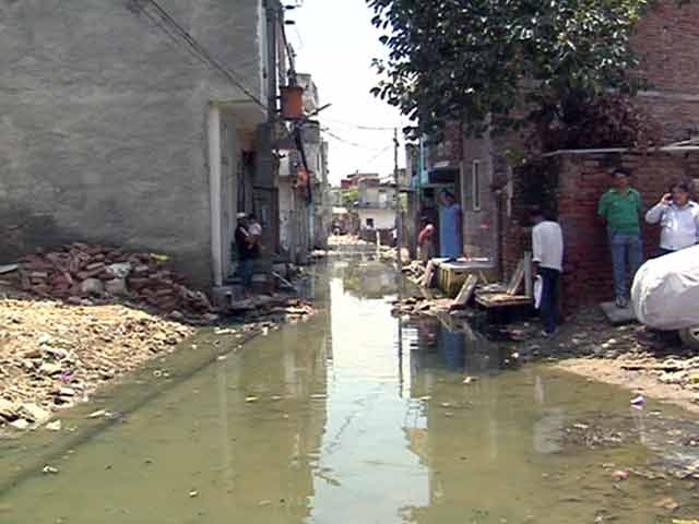 बारिश ने कर दिया बेघर : पानी भरने से मकान छोड़कर जाते लोग