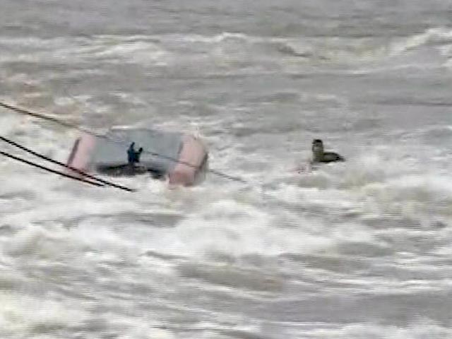 महाराष्ट्र के महाड में बचावकार्य में लगी NDRF की टीम बड़े हादसे से बची