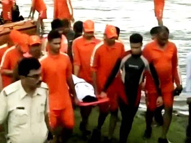 Video : Bridge Collapse: 9 Bodies Found, 300 Kg Magnet Searches For Buses In River