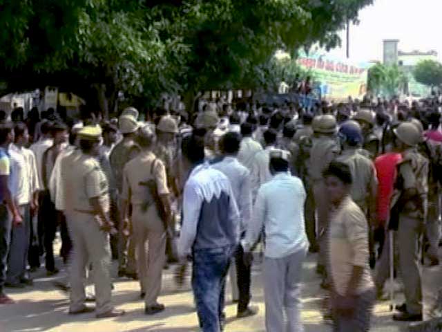 Videos : उत्तर प्रदेश के मैनपुरी में पुलिस पर फूटा लोगों का गुस्सा
