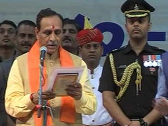विजय रूपानी ने ली गुजरात के मुख्यमंत्री पद की शपथ