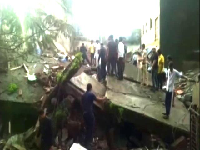 मुंबई से सटे भिवंडी में दो मंजिला इमारत गिरी, लोग दबे