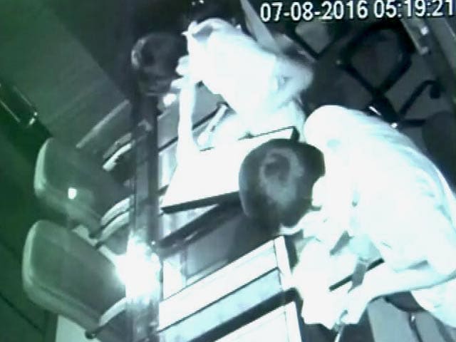 Video : ज्वेलरी शॉप का शटर तोड़कर लाखों के गहनों की चोरी, आरोपी गिरफ्तार