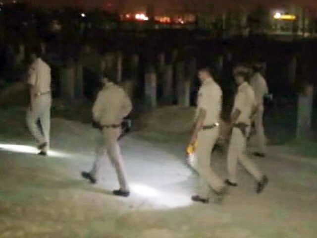 Videos : गाजियाबाद: पुलिस और बदमाशों के बीच एन्काउंटर, आरक्षक समेत 2 घायल