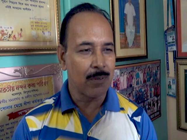 Videos : अपनी खुशी बोल के जाहिर नहीं कर सकता- दीपा कर्माकर के पिता