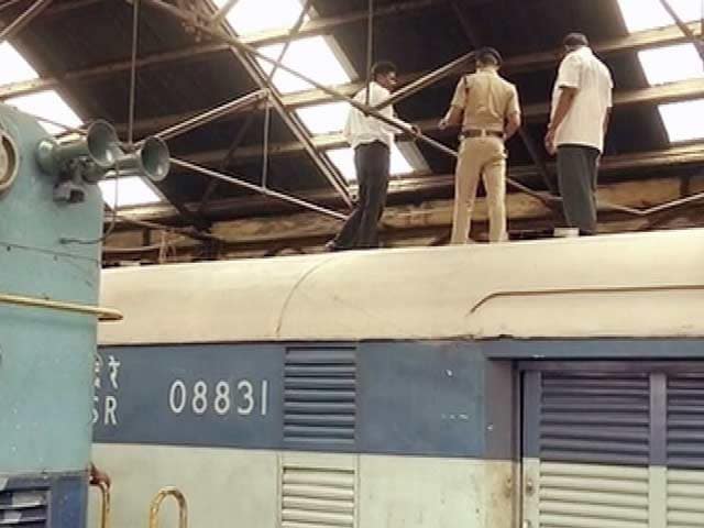 Videos : ट्रेन की छत में छेद कर पांच करोड़ रुपये ले उड़े चोर