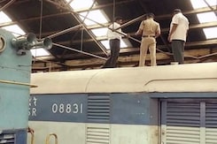 ट्रेन की छत में छेद कर पांच करोड़ रुपये ले उड़े चोर ट्रेन की छत में छेद कर पांच करोड़ रुपये ले उड़े चोर