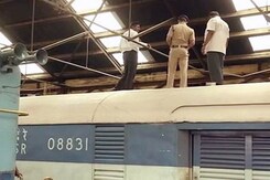 चेन्नई : ट्रेन की छत में छेद कर पांच करोड़ रुपये ले उड़े चोर चेन्नई : ट्रेन की छत में छेद कर पांच करोड़ रुपये ले उड़े चोर