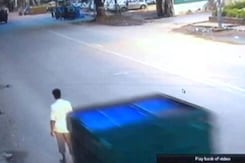 403 Vehicles, 45 People, Cops Ignored Dying Man. One Stole His Mobile 403 Vehicles, 45 People, Cops Ignored Dying Man. One Stole His Mobile