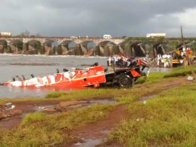 महाड़ में ब्रिटिशकालीन पुल ढहने से बही बस 175 मीटर दूर मिली