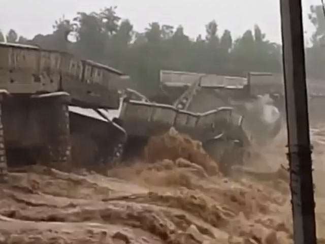 हिमाचल में ढहा 1972 में बना पुल, लोगों ने मोबाइल से वीडियो बनाया