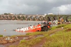 Challenged By Crocs, Navy Divers Find Bus Wreckage After Mahad Bridge Collapse Challenged By Crocs, Navy Divers Find Bus Wreckage After Mahad Bridge Collapse